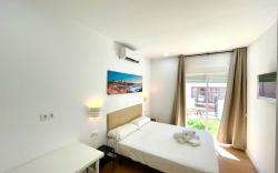 S4 - Huge and Minimalist King Room with Terrace