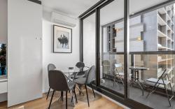 Melbourne CBD 2Bed with Gym, Sauna & Pool Access