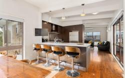 Spacious 4-Bed Home 5-min from the Beach