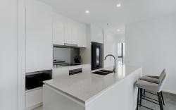 Panoramic Lake View 2-Bed with Pool, Gym and BBQ