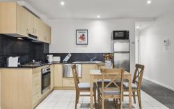 Bustling Fitzroy Eateries and Bars Nearby