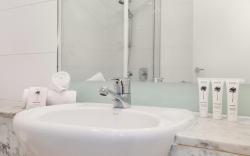 Luxe 2-Bed Apartment with River Views Near Casino