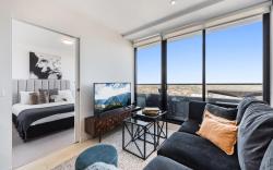 Chic 1-Bed with City Views, Parking, Gym & Pool