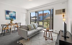 Cosy 1-Bed Balcony Unit in Quiet Street by Shops