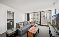 Light-Filled 1-Bed Apartment with Pool & Gym