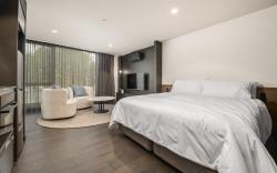 Cosy Braddon Studio with BBQ Area