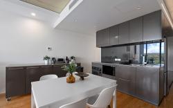 Chic 1-Bed Apartment Near Canberra’s Bustling CBD