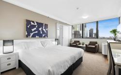 Central Brisbane Studio with Stunning River Views