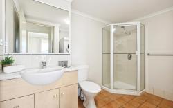 Inner-City 1-Bed with Pool & Spa