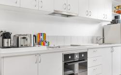 Spacious 1-Bed Unit with Outdoor Patio Dining