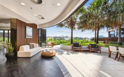 Stylish 1-Bed with Pool, Gym & Free Parking