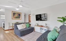 Tranquil 2-Bed Townhouse Close to Redcliffe Beach