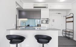 Chic 1 Bed Inner-City Retreat with Pool and Views