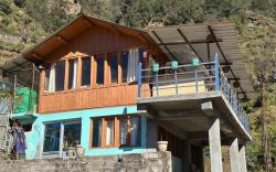 Dodital Farm Stay – Cozy Wooden Mountain Cottage