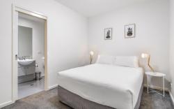 Melbourne CBD 2BR Apt with Pool & Gym Access