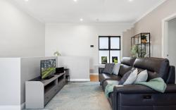 Bright 2-Bed Townhouse with Balcony & Garage