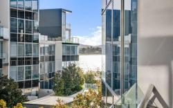 Canberra Lakefront 2-Bed with Pool, Gym & Parking