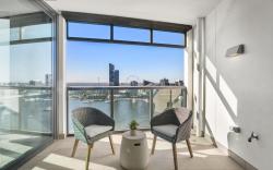 Stunning 2-Bed Apartment with Water Views