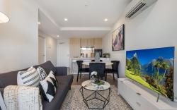 Chic 1-Bed with Parking, Gym, Pool & City Views