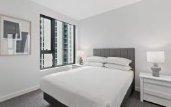 Sophisticated 2-Bed with Bay Views & Amenities