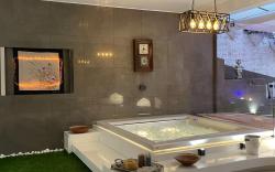 Vip garden jacuzzi seaview in  hearth of downtown