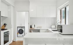 Coastal Luxury: 3-Bed Townhouse 150m from Beach