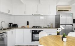 2-Bed Rosebud Apartment with BBQ & Garden