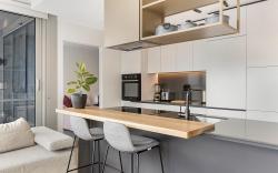 Gorgeous High-Rise Unit with Sky Bar, Pool and Gym