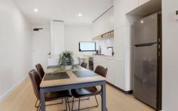 Modern 2-Bed Ivanhoe unit with Parking