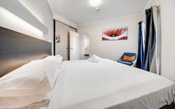 Comfy Lakeside 1-Bed with Secure Parking