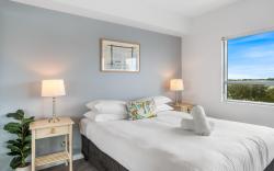 Feel The Sea Breeze: 1-Bed with Pool, Gym & views