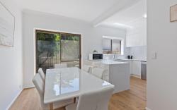 Elegant 3-Bed Home Steps from Sunny Glenelg Beach