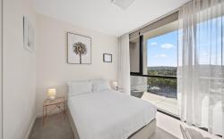 Elegant 2-Bed with Pool, Alfresco Dining & Balco