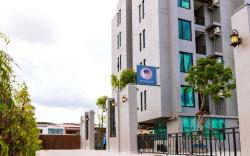RQ Bangkok Sukhumvit 107 by Collection O