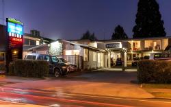 Twin Peaks Lakeside Inn