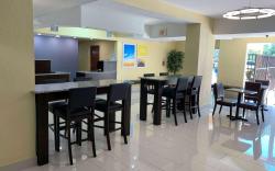 Days Inn & Suites by Wyndham Tampa / Raymond James Stadium