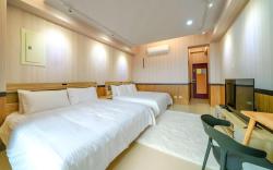 松松湯宿加大雙人床(礁溪市中心免費停車場溫泉浴池)1