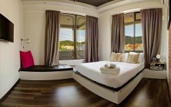 Roomies Suites