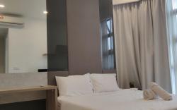 The Robertson 2br Bukit Bintang free pool parking