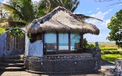 Beachfront Villa Nixie and the Sea 
