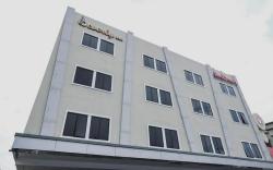 RedDoorz Plus near Ferry Terminal Batam Center