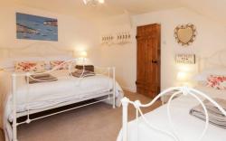 Ringmore House - central Salcombe + estuary views 