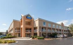Days Inn & Suites by Wyndham Warren