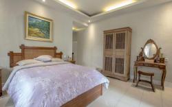 Villa 3# 1 BR Balinese Villa with public pool