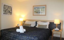 THE BOATHOUSE RESORT