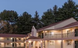 Howard Johnson by Wyndham Lenox