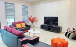 Modern Home/ 5 mins Jonker&Encore Mlk/sleep 24pax