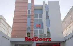 RedDoorz Plus Syariah @ Raya Nginden 2
