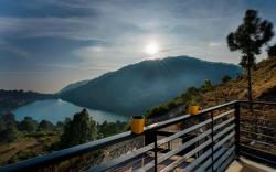 Lake Trails with Beautiful Valley View by StayVista