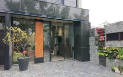 82 Traveler  elevator Inn F1  Left bank view room